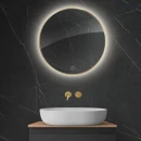 Oltens Nordlis lustro 60x60 cm okrągłe z oświetleniem od tyłu z matą grzewczą złoty 64108800 - lustro zawieszone w łazience na ścianie z czarnymi płytkami oraz czarną szafką i białą umywalką