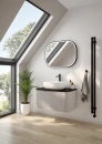 Oltens Nordlis lustro 60x80 cm prostokątne z oświetleniem z przodu z matą grzewczą czarny 64123300 - lustro zawieszone w na ścianie w łazience gdzie znajduje się szafka razem z umywalką oraz duże okno