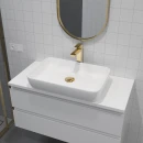 Oltens Nordlis lustro 40x90 cm owalne z oświetleniem od tyłu z matą grzewczą złoty 64113800 - lustro powieszone na ścianie w łazience gdzie znajduje się biała szafka z umywalką
