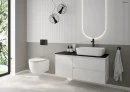 Oltens Nordlis lustro 40x90 cm owalne z oświetleniem od tyłu z matą grzewczą 64113000 - lustro powieszone na ścianie w łazience gdzie znajduje się biała szafka z biała umywalką oraz wisząca miska WC