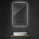 Oltens Nordlis lustro 60x100 cm prostokątne z oświetleniem od tyłu z matą grzewczą czarny 64111300 - lustro zawieszone w łazience na ścianie z czarnymi płytkami, pod lustrem znajduje się szafka z białą umywalką