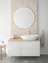 Oltens Nordlis lustro 80x80 cm okrągłe z oświetleniem z przodu z matą grzewczą złoty 64101800 - lustro zawieszone na ścianie w łazience gdzie znajduje się szafka z biała umywalką