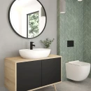 Oltens Nordlis lustro 80x80 cm okrągłe z oświetleniem z przodu z matą grzewczą czarny 64101300 - lustro zawieszona na ścianie w łazience gdzie znajduje się szafka z biała umywalką oraz wisząca miska WC