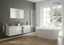 Oltens Nordlis lustro 60x120 cm prostokątne z oświetleniem z przodu lustra z matą grzewczą 64107000 - lustro powieszone na ścianie w łazience gdzie znajduje się biała szafka wisząca oraz wolnostojąca wanna
