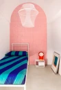 Nowoczesna sypialnia z dekoracyjną ścianą z różowych płytek cegiełek Marazzi Luz Rosa Lux 5,3x30 cm MFLK w połysku, które nadają wnętrzu elegancki i designerski charakter.