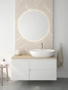 Oltens Nordlis lustro 80x80 cm okrągłe z oświetleniem od tyłu z matą grzewczą 64109000 - lustro zawieszone na ścianie w łazience gdzie znajduje się szafka z umywalka oraz drewnopodobne płytki na ścianie