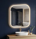 Oltens Nordlis lustro 80x100 cm prostokątne z oświetleniem od tyłu z matą grzewczą mosiądz szczotkowany 64127510 - lustro powieszone na ścianie w łazience z niebieskimi płytkami oraz drewnianą szafką