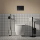 Nowoczesna aranżacja łazienki w minimalistycznym stylu z drobną mozaiką ścienną, białą wiszącą misą wc, czarnym stojakiem na papier oraz czarną baterią bidetową podtynkową Omnires Y - SYSYBI2BL