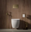 Aranżacja łazienki w minimalistycznym stylu z drewnopodobną ścianą, białą wiszącą misą wc, stojakiem na papier oraz baterią bidetową podtynkową Omnires Y kolor mosiądz szczotkowany SYSYBI2BSB