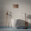 Aranżacja łazienki w minimalistycznym stylu z białą wiszącą misą wc, stojakiem na papier oraz baterią bidetową podtynkową Omnires Y kolor miedź szczotkowana SYSYBI2CPB
