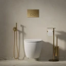 Aranżacja łazienki w minimalistycznym stylu z białą wiszącą misą wc, stojakiem na papier oraz baterią bidetową podtynkową Omnires Y w kolorze złota szczotkowanego SYSYBI2GLB