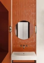 Nowoczesna łazienka z dekoracyjną ścianą wykończoną płytkami Marazzi Luz Aragosta Lux 5,3x30 cm MFLL w połysku. Brązowe cegiełki podkreślają elegancki i designerski charakter wnętrza.