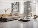 Salon z beżową sofą wypoczynkową i szarymi płytkami podłogowymi marmuropodobnymi Porcelanosa Indic