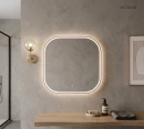 Oltens Nordlis lustro 80x80 cm kwadratowe z oświetleniem z przodu z matą grzewczą miedź szczotkowana 64122610 - lustro zawieszona na ścianie w łazience gdzie znajduje się drewniana półka oraz wisząca lampa