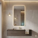 Oltens Nordlis lustro 60x120 cm prostokątne z oświetleniem od tyłu z matą grzewczą złoto szczotkowane 64121810 - lustro zawieszone na ścianie w łazience gdzie znajduje się drewniana szafka z umywalką oraz wisząca lampa