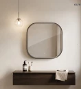 Oltens Nordlis lustro 80x80 cm kwadratowe z oświetleniem z przodu z matą grzewczą czarny 64122300 - lustro zawieszone na ścianie w łazience gdzie znajduje się drewniana szafka oraz wisząca lampa