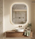 Oltens Nordlis lustro 80x100 cm prostokątne z oświetleniem z przodu z matą grzewczą czarny 64124300 - lustro zawieszone na ścianie w łazience gdzie znajduje się drewniana szafka z białą umywalką