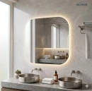 Oltens Nordlis lustro 80x80 cm kwadratowe z oświetleniem od tyłu z matą grzewczą 64125000 - lustro zawieszone na ścianie w łazience gdzie znajdują się dwie umywalki oraz wieszak na ręczniki