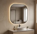 Oltens Nordlis lustro 80x80 cm kwadratowe z oświetleniem od tyłu z matą grzewczą czarny 64125300 - lustro zawieszone na ścianie w łazience gdzie znajduje się szafka wraz z białą umywalką