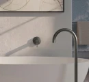 Łazienka z białą wanną wolnostojącą, baterią podtynkową jednouchwytową i grafitową wylewką wannową wolnostojącą Omnires Y - WWYGR