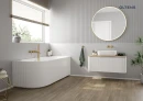 Oltens Nordlis lustro 100x100 cm okrągłe z oświetleniem z przodu z matą grzewczą złoty 64102800 - lustro zawieszone na ścianie w łazience gdzie znajduje się biała wanna, biała szafka oraz umywalka