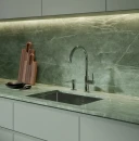 Kuchnia z marmurowymi płytkami oraz blatem, zlewozmywakiem wpuszczonym w blat oraz chromowaną stojącą baterią kuchenną Omnires Y w połysku Y1251CR