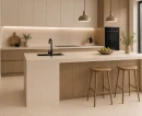 Nowoczesna kuchnia z wyspą wykończona płytkami Marazzi SistemT Cromie Panna 30x30 cm MRJF. Beżowe płytki inspirowane naturalnym kamieniem tworzą elegancką i harmonijną przestrzeń, doskonale komponującą się z drewnianą zabudową .