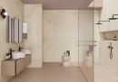 Impronta Ardesia Beige 60x120 IAR02BA- jasna, beżowa płytka gresowa imitująca kamień z jasnymi żyłami i przebarwieniami, na ścianach przestronnej, jasnej łazienki. Kabina prysznicowa typu Walk-In, czarna armatura podtynkowa.