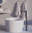Łazienka z białą wanną wolnostojącą oraz baterią wolnostojącą Omnires CONTOUR w kolorze antracyt szczotkowany CT8033AT