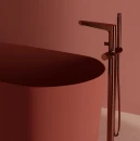 Łazienka w kolorach miedzi z wanną wolnostojacą i baterią wolnostojącą Omnires CONTOUR - CT8033CPB