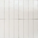 Zbiór białych płytek Marazzi Terramater Vaniglia Lux 9,1x37,5 cm MPLM ułożonych pionowo. Wąskie kafle typu cegiełka o błyszczącej, rzemieślniczej strukturze powierzchni Lux, która efektownie odbija światło. Idealne na ściany i podłogi.