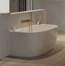 Elegancka łazienka z drewnianą podłogą, białą wanną oraz baterią 5-otworową podtynkową Omnires CONTOUR w kolorze złota szczotkowanego CT8037-1GLB