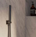 Łazienka z marmurową płytką ścienną i słuchawką prysznicową 1-strumieniową Omnires CONTOUR w kolorze antracytu szczotkowanego CONTOUR-RAT