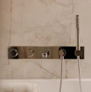 Łazienka z beżową marmurową płytką ścienną, baterią podtynkową z słuchawką 1-funkcyjna Omnires CONTOUR w kolorze chrom połysk CONTOUR-RCR