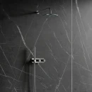 Ciemna marmuropodobna plytka ścienna, zestaw prysznicowy podtynkowy z deszczownicą Omnires CONTOUR chrom połysk SYSCT10CR