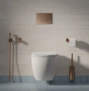 Łazienka z beżowymi płytkami ściennymi, białą miską wc wiszącą oraz baterią bidetową podtynkową Omnires CONTOUR w kolorze miedzi szczotkowanej SYSCTBI1CPB