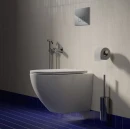 Łazienka z granatowymi i beżowymi płytkami cegiełkami, białą miską wc wiszącą oraz baterią bidetową podtynkową chromowaną Omnires CONTOUR - SYSCTBI1AT