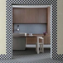 Vives Surf Makai Azul 20x20- gresowa płytka patchworkowa w geometrycznym granatowym wzorze  na podłodze oraz obramowaniu kuchni i salonu. Drewniany blat na betonowym postumencie. Drewniana zabudowa kuchenna.