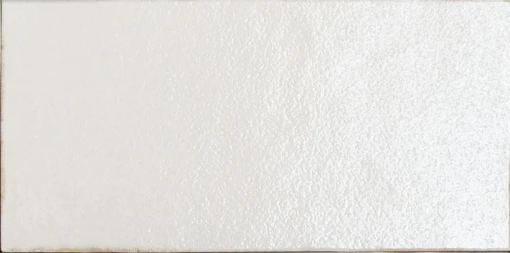 Płytka ścienna Marazzi Terramater Vaniglia Lux MPLQ, format 18,6x37,5 cm. Wykończenie z połyskiem, ziarnista, chropowata powierzchnia. Kolor jasnokremowy, ciepły (wanilia). Dostępny w salonach łazienek.