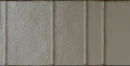 Płytka ceramiczna Marazzi Terramater Muschio Struttura 3D Ritmo Lux 18,6x37,5 cm. Błyszczący kafel w ciemnozielonym odcieniu z trójwymiarowymi pasami. Strukturalna powierzchnia o rzemieślniczym charakterze z celowo postarzanymi krawędziami.