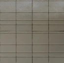 Zestaw ułożonych pionowo płytek Marazzi Terramater Muschio Struttura 3D Ritmo Lux 18,6x37,5 cm. Błyszczące, oliwkowozielone kafle z trójwymiarowym wzorem poziomych pasów. Wyraźny efekt rzemieślniczego wykończenia na krawędziach i przetłoczeniach.