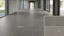 Wizualizacja korytarza z kwadratowymi płytkami podłogowymi Marazzi SistemT - Graniti Medio Rock 20x20 cm (M7K1). Ciemnoszary gres o strukturze kamienia ułożony w regularną siatkę. W rogu zbliżenie na fakturę materiału imitującego granit.