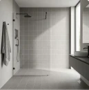 Nowoczesna łazienka z prysznicem walk-in. Ściany i podłogę pokrywają kwadratowe, jasnoszare płytki Marazzi SistemT Graniti Grigio Chiaro Rock 20x20 MRV9 imitujące kamień. W tle czarna armatura, szklana ścianka, wisząca szafka z umywalką i ręcznik.