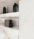 Ecoceramic Bruma Bone Matt 60x120- beżowa płytka gresowa imitująca jasny kamień w stylu boho  na ścianie salonu.