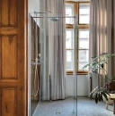 Elegancka łazienka z naturalnymi, drewnianymi elementami, przeszkloną strefą prysznicową oraz chromowanym zestawem prysznicowym natynkowym z deszczownicą Omnires ARMANCE - AM5244CR
