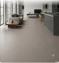 Wizualizacja nowoczesnego salonu z aneksem kuchennym. Na podłodze ułożono kwadratowe, jasnoszare płytki Marazzi SistemT Graniti Grigio Chiaro 30x30 cm o matowej, drobnoziarnistej strukturze kamienia. We wnętrzu szara sofa i ciemna wyspa.