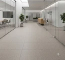 Wizualizacja nowoczesnego biurowego korytarza z podłogą wyłożoną kwadratowymi, matowymi płytkami gresowymi Marazzi SistemT Graniti Grigio Chiaro 30x30 cm MRTC w jasnoszarym odcieniu o drobnoziarnistej strukturze granitu
