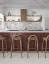 Gayafores Deco Iris Mix 32x62,5- Biała płytka ścienna w połysku z kolorowymi miksem kwiatów na rękawie kuchennym. Brązowa płytka na wyspie kuchennej, drewniane stołki, biały blat i drewniana zabudowa kuchenna.