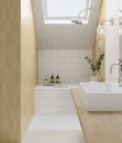 Gayafores Deco Kirei Honey 32x62,5- żólta dekoracyjna, lamelowana płytka ścienna w połysku na ścianie łazinki w połączeniu z białą płytką, drewniany jasny blat.