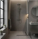 Nowoczesna łazienka z prysznicem typu walk-in i szafką z umywalką. Na podłodze i ścianach gres Marazzi SistemT Graniti Grigio Scuro Diamond 20x20 cm M7K4.